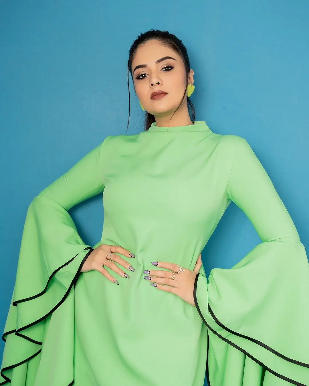 Gemini TV Anchor Sreemukhi Long Legs Show in Green Skirt